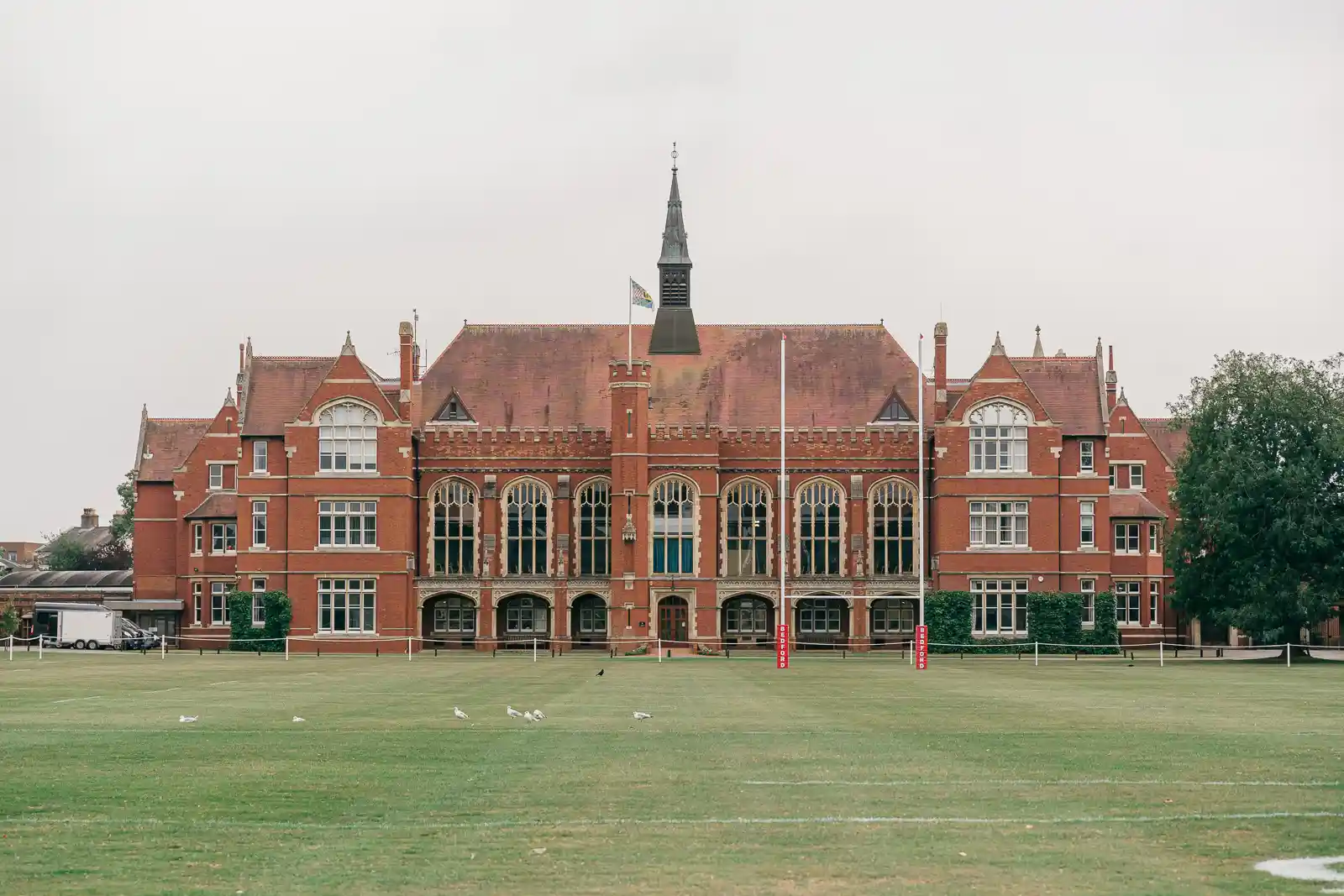 Edificio principal de Bedford School con el campo al frente